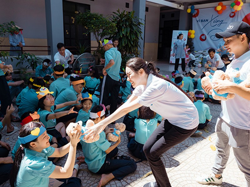 Hình ảnh người dùng đăng xuất khỏi tài khoản trên màn hình máy tính, biểu thị việc đăng xuất an toàn khỏi JILIHOW.