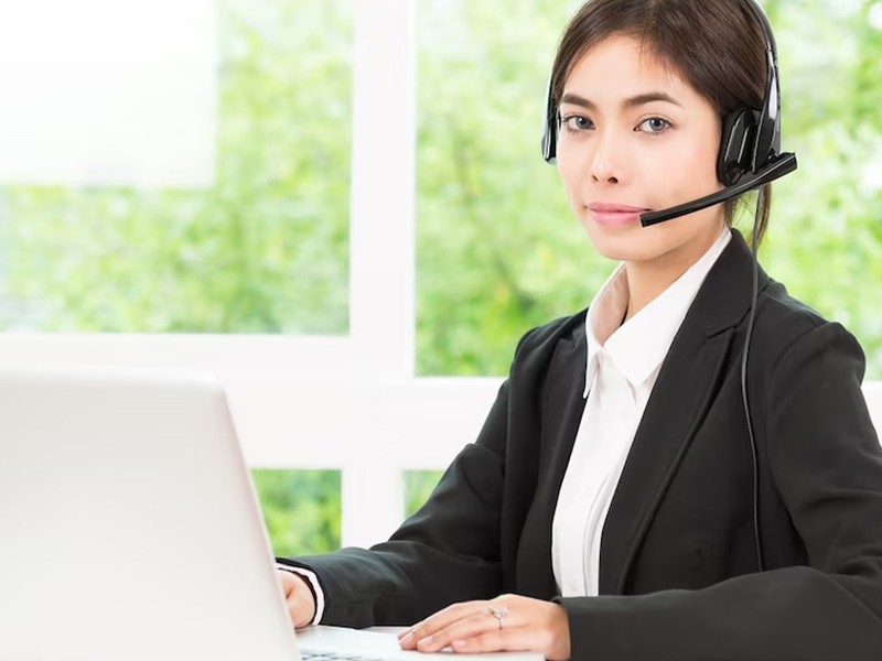 Nhân viên hỗ trợ khách hàng của JILIHOW với tai nghe
